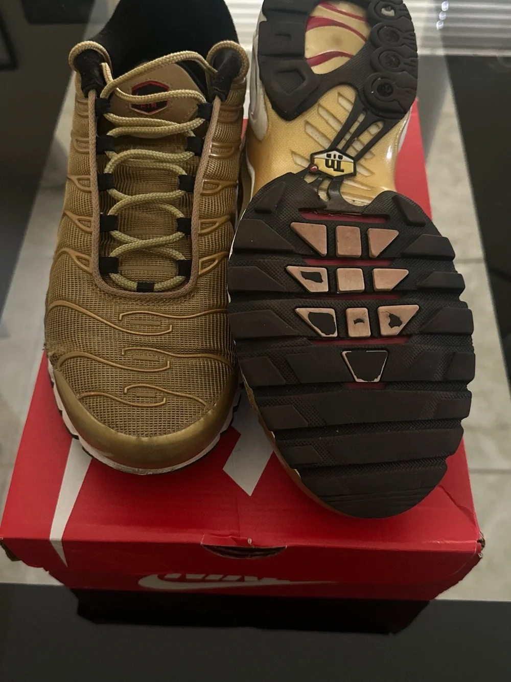 Nike Men’s Brown Sneakers with Red Swoosh